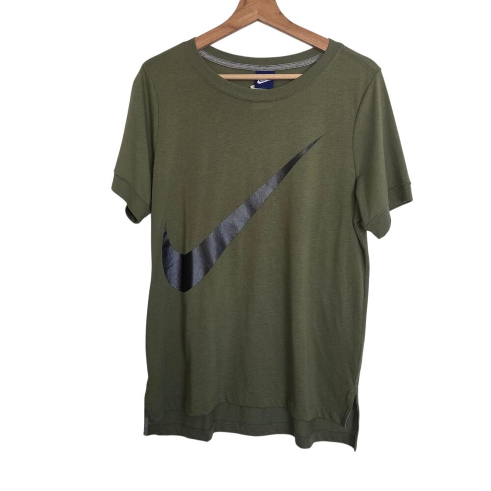 Nike MEDIUM Nike Swoosh Split Hem Short Sleeve Lightweight Tee Retro Logo
